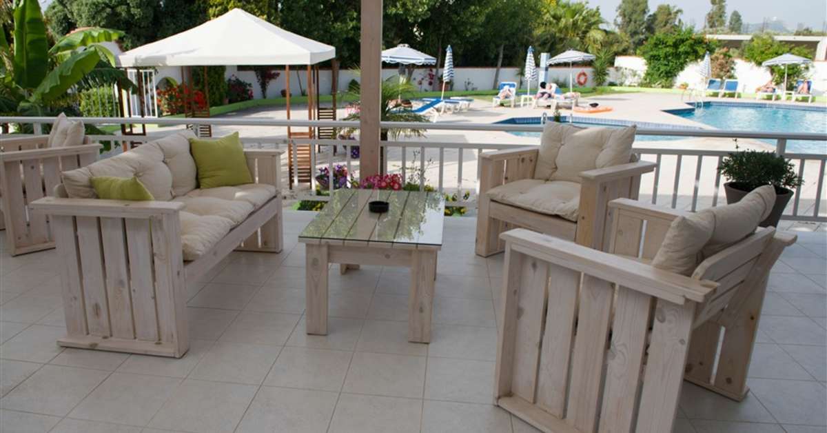 Een foto van het terras bij Happy Days Hotel Tholos