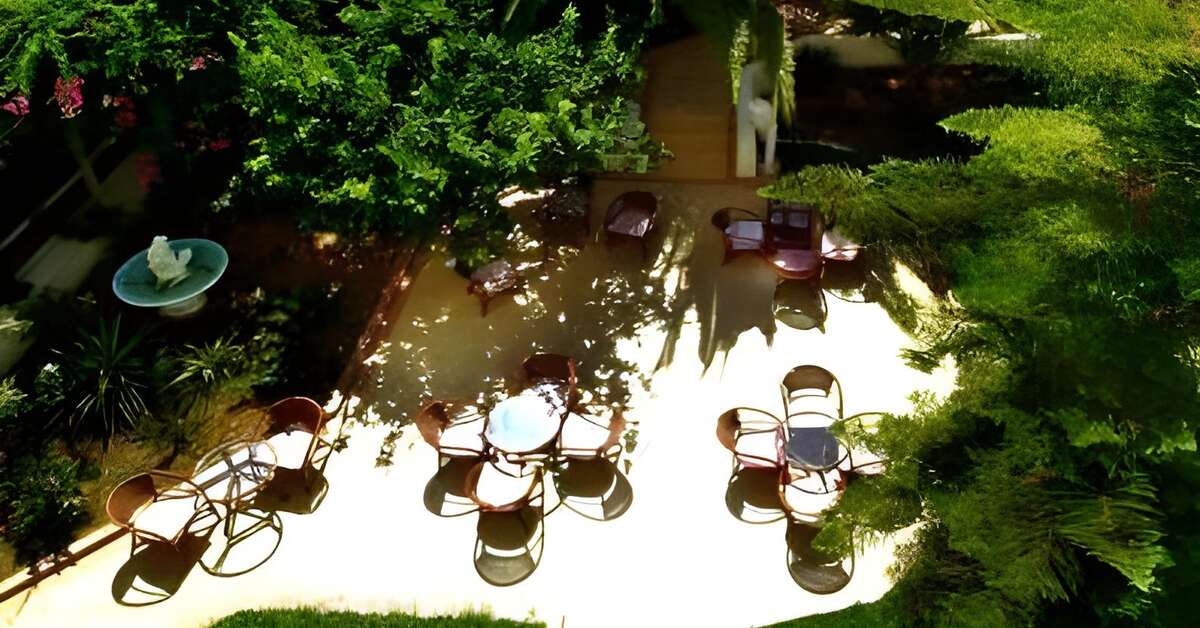 Ein Foto von der Terrasse im Achillion Palace