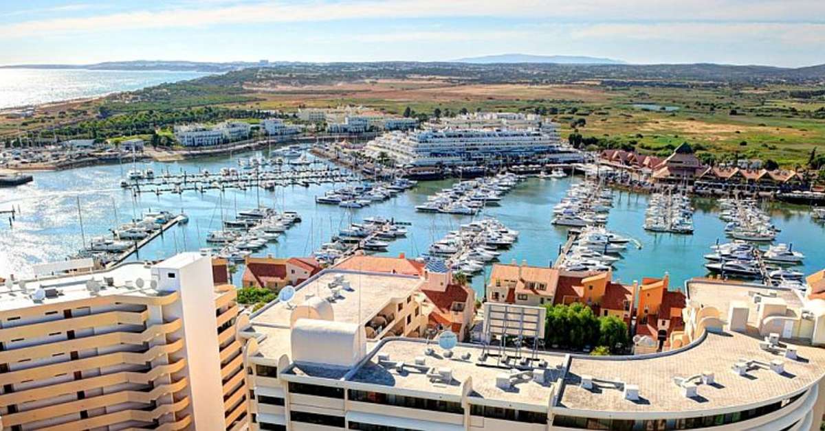 Ein Foto von der Außenansicht des Vila Gale Marina