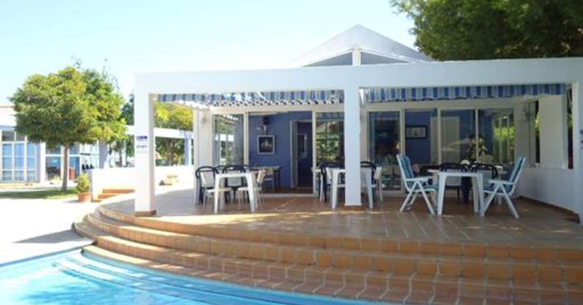 Een foto van het terras bij Club Ciudadela