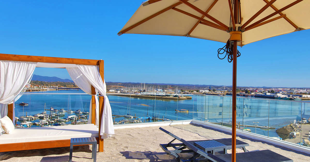 Een foto van het terras bij Jupiter Marina Hotel