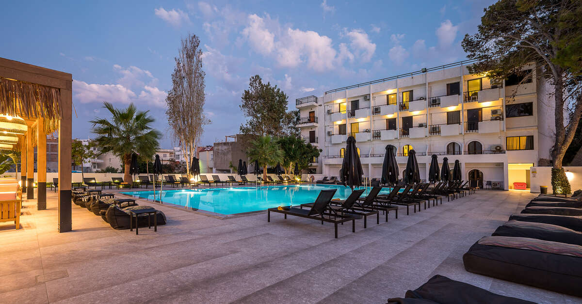 Een foto van het zwembad bij Heronissos Hotel