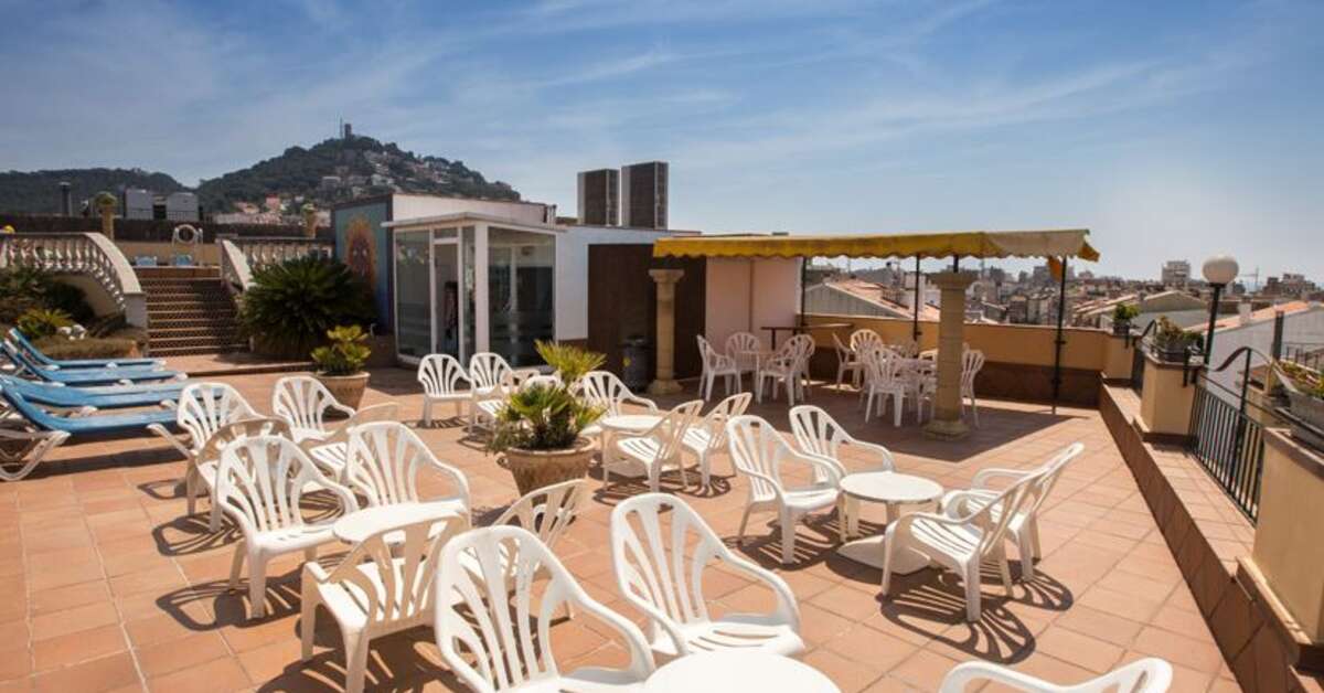 Een foto van het terras bij Hotel Costa Brava Blanes