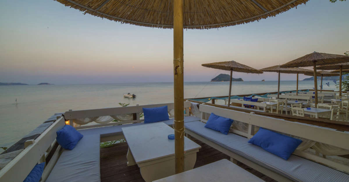 Een foto van het terras bij Porto Koukla Beach