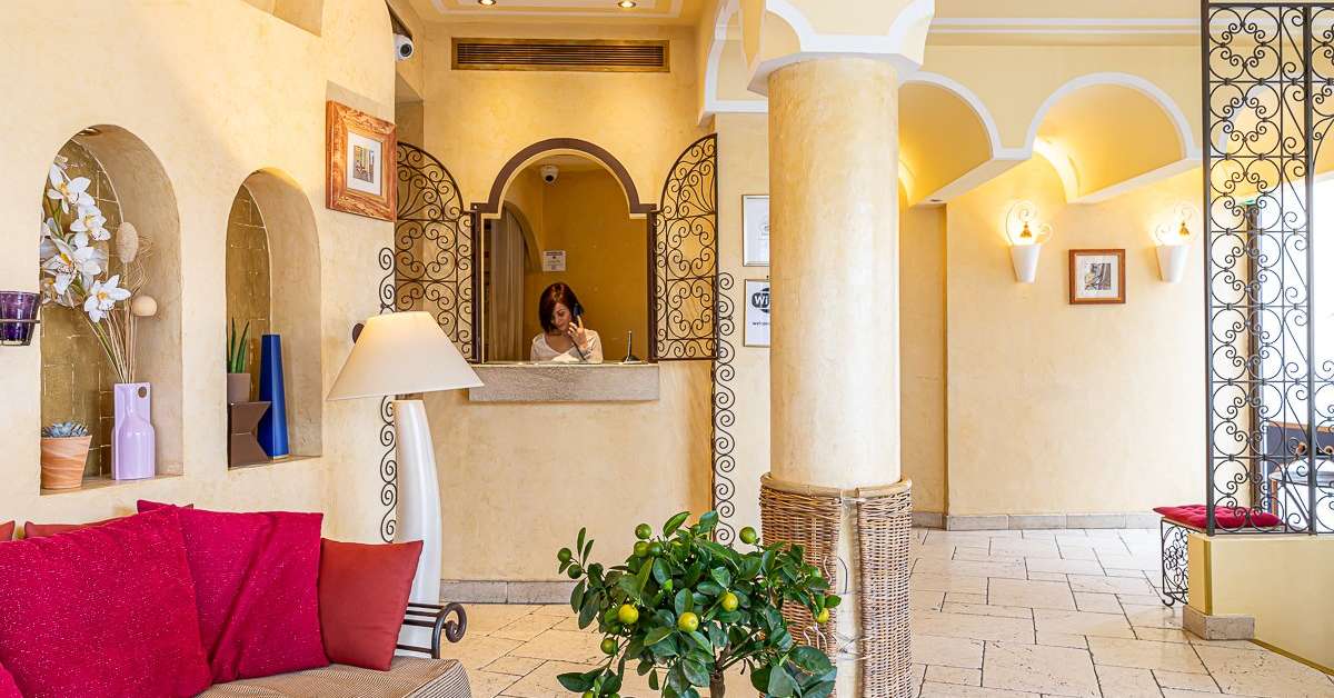 Een foto van het interieur van Villa Royale Montsouris