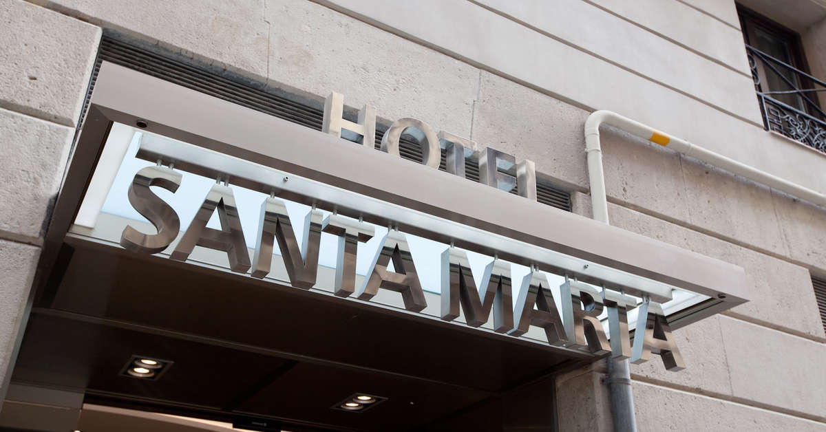 Een foto van de buitenkant van Hotel Santa Marta Barcelona