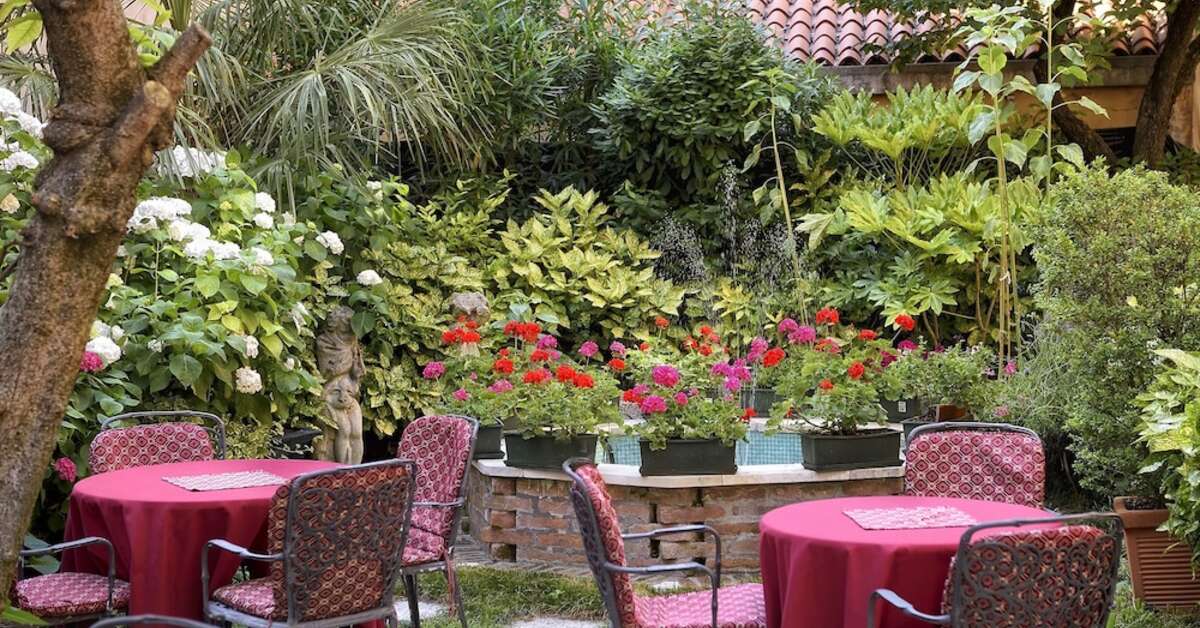Een foto van het terras bij Hotel Amadeus