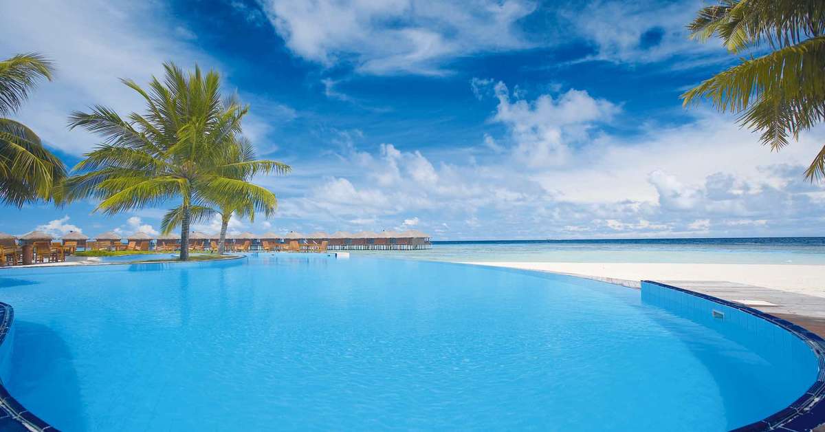 Een foto van het zwembad bij Filitheyo Island Resort