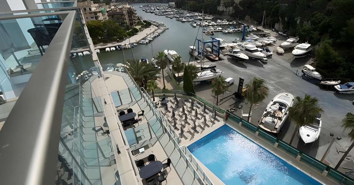 Een foto van het zwembad bij Aparthotel Porto Drach