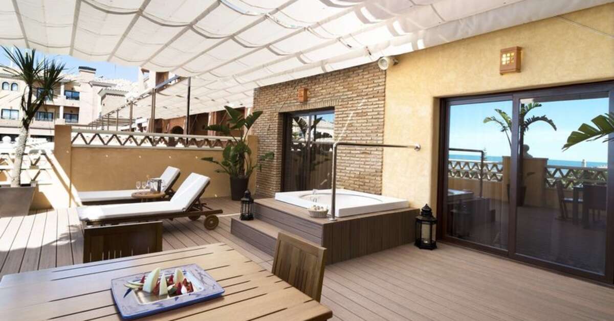 Een foto van het terras bij Barcelo Punta Umbria Mar