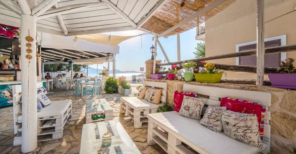 Een foto van het terras bij Appartementen Pierros