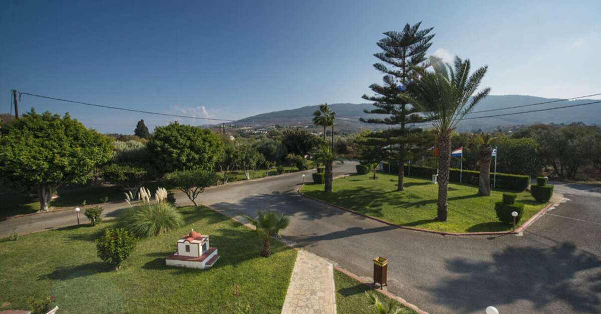 Een foto van de buitenkant van Sandy's Studios & Log Villas