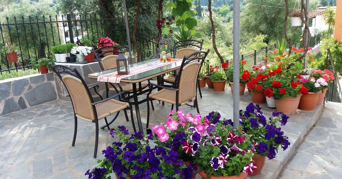 Een foto van het terras bij Ziogas Luxury Appartementen