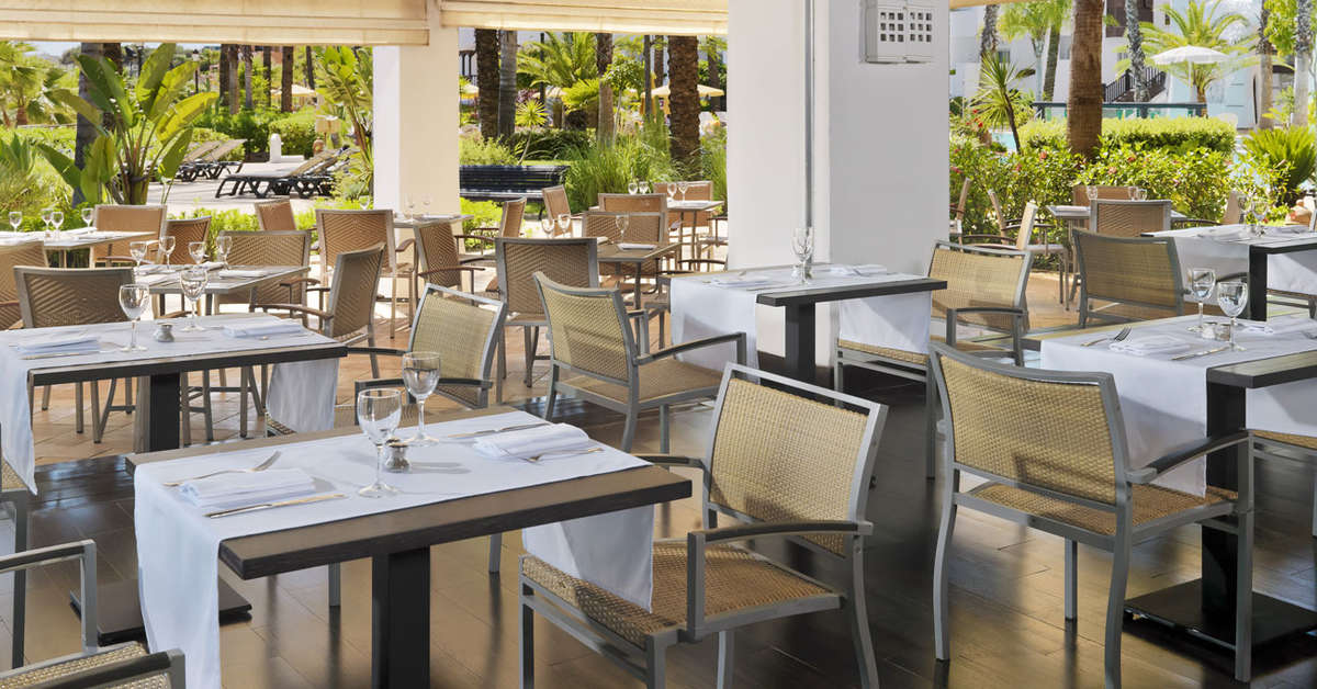 Een foto van het interieur van H10 Estepona Palace