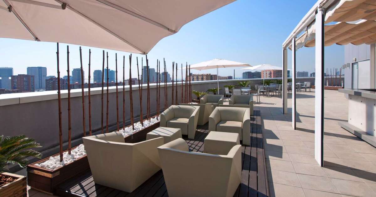 Ein Foto von der Terrasse im Hotel Barcelona Condal Mar Affiliated by Melia