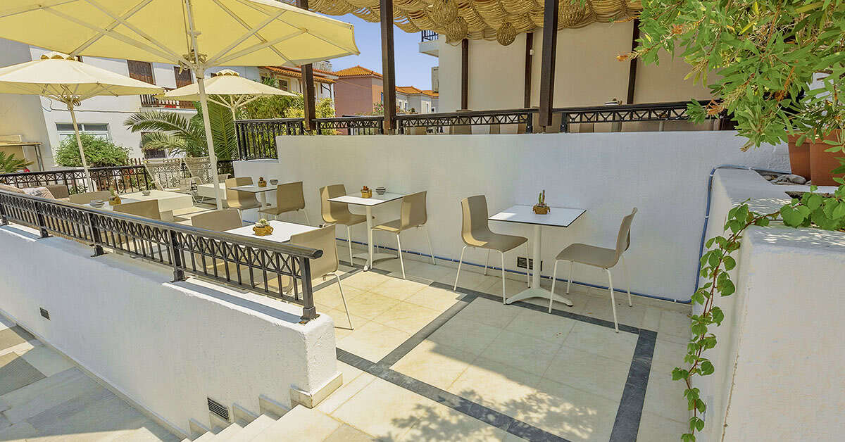 Een foto van het terras bij Kalidon Beach Hotel