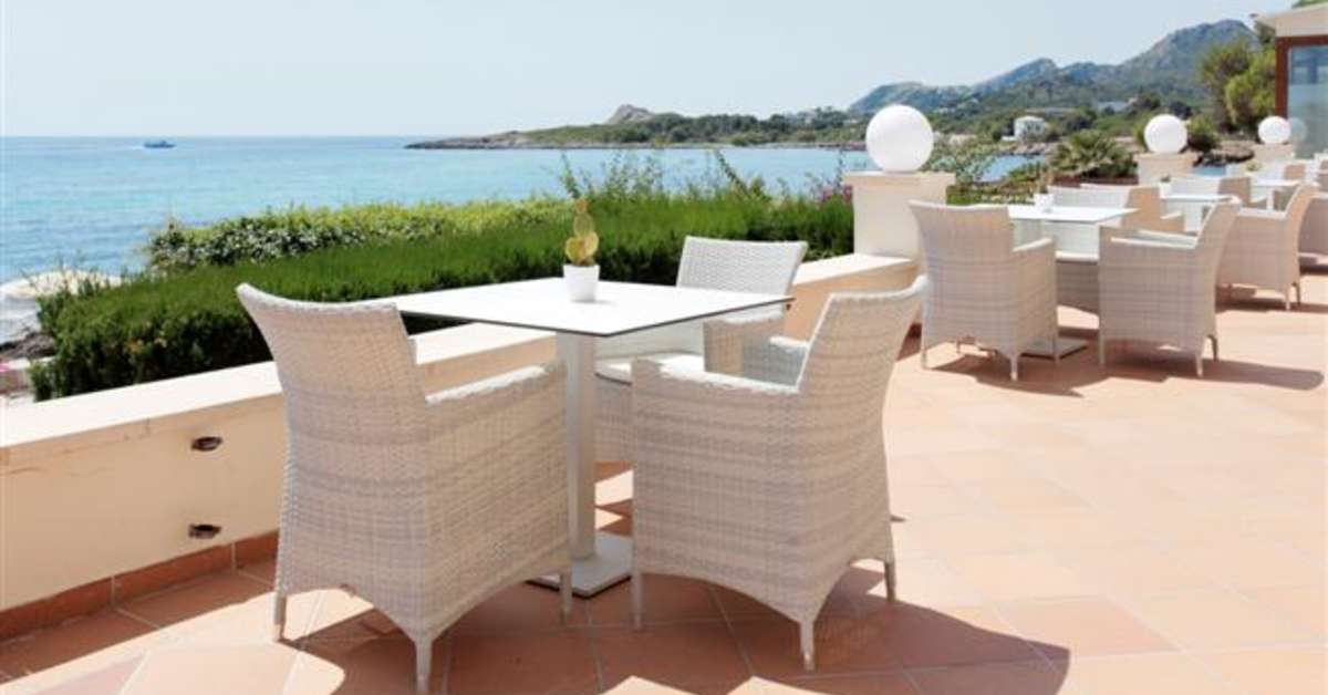 Een foto van het terras bij Grupotel Aguait Resort & Spa