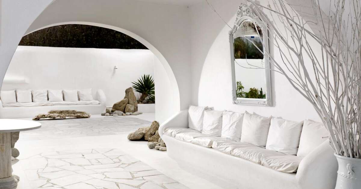 Een foto van het terras bij Mykonos Bay Hotel
