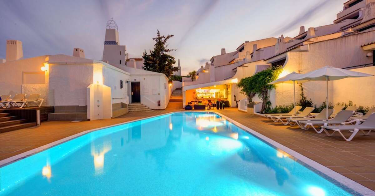 Een foto van het zwembad bij 3HB Golden Beach Appartementen