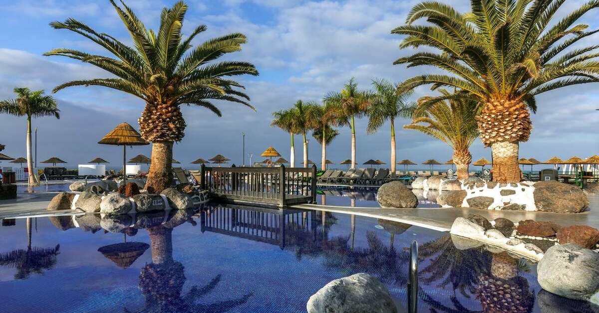 Een foto van het zwembad bij Barcelo Santiago