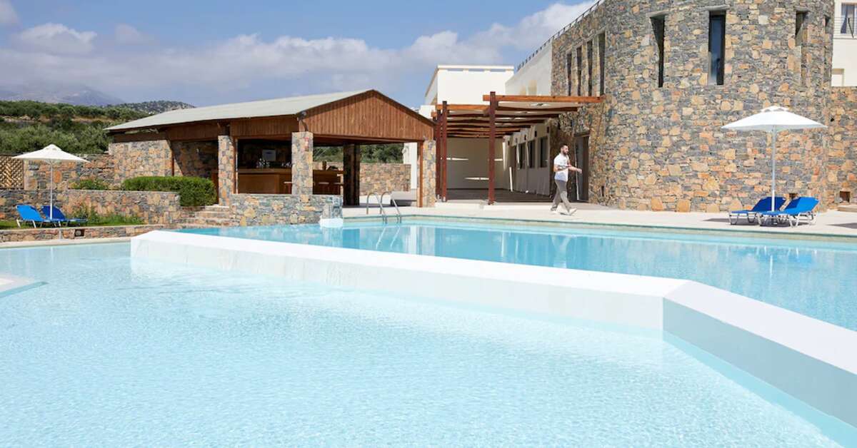 Een foto van het zwembad bij Wyndham Grand Crete Mirabello Bay