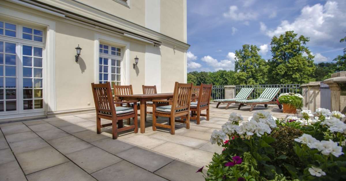 Een foto van het terras bij Schlosshotel Fleesensee