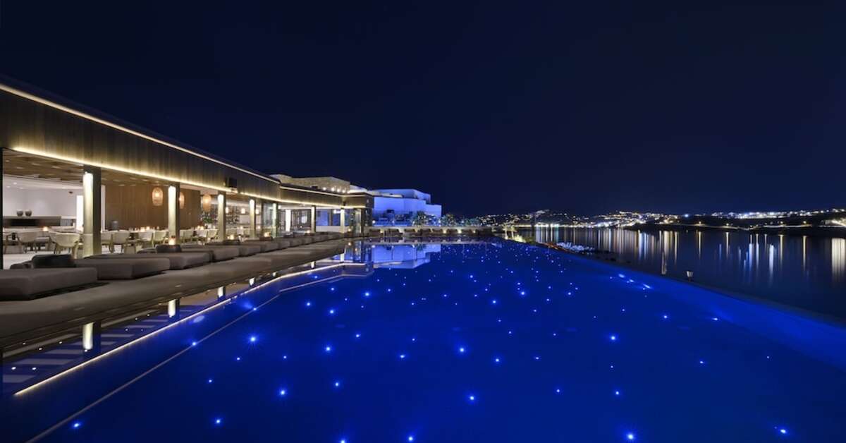 Een foto van het zwembad bij Aeonic Suites & Spa
