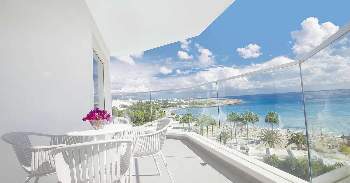Een foto van het terras bij Vassos Nissi Plage Hotel