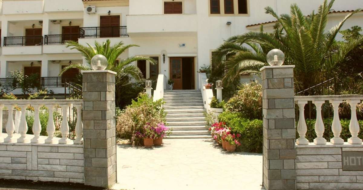 Een foto van de buitenkant van Belle Helene Hotel