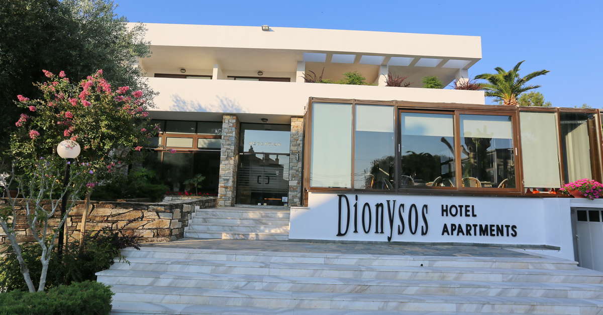 Een foto van de buitenkant van Dionysos Hotel & Studios