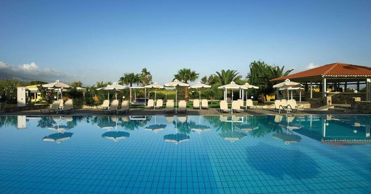 Een foto van het zwembad bij Atlantica Thalassa Hotel