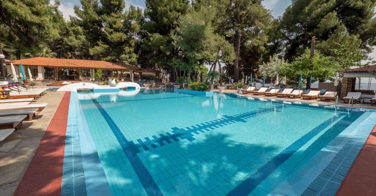 Een foto van het zwembad bij Porfi Beach Hotel