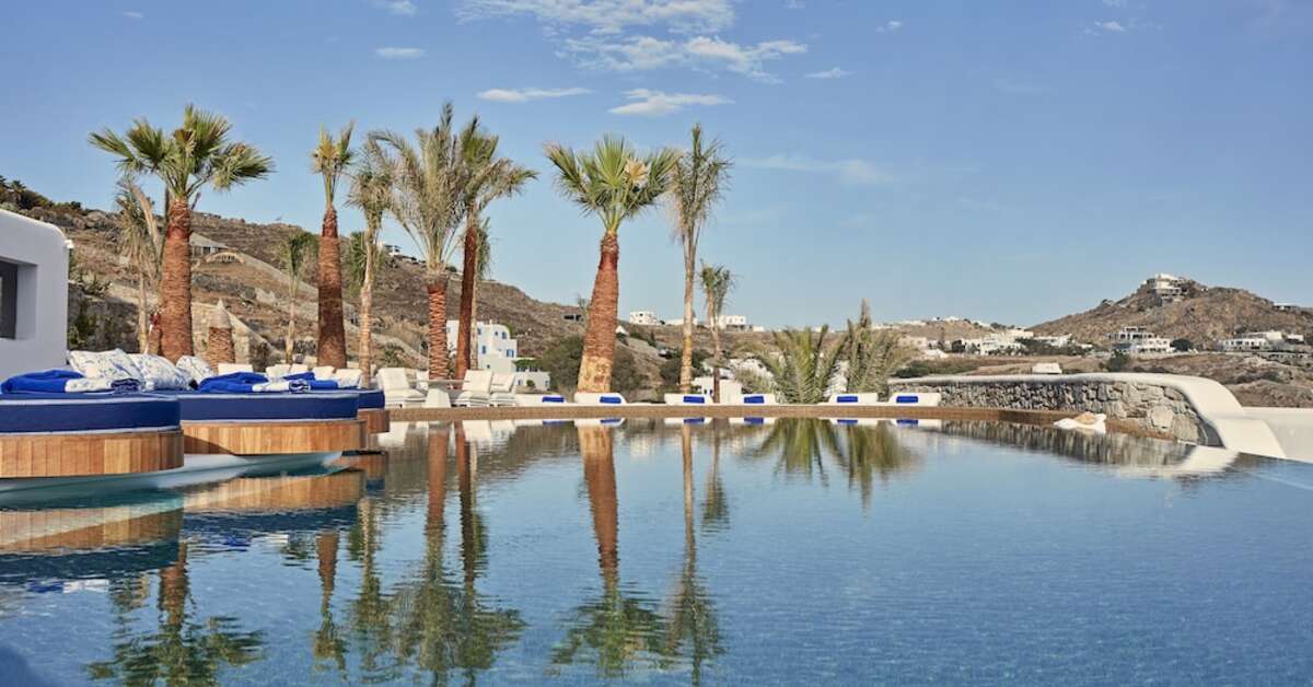 Een foto van het zwembad bij Katikies Mykonos
