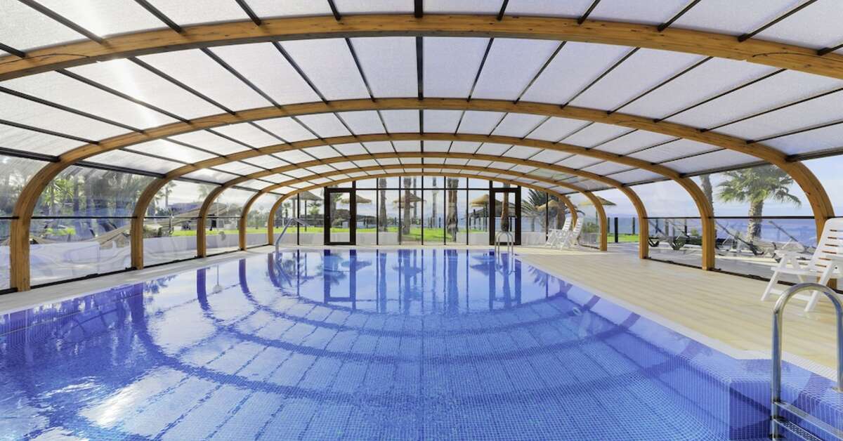 Een foto van het zwembad bij H10 Timanfaya Palace