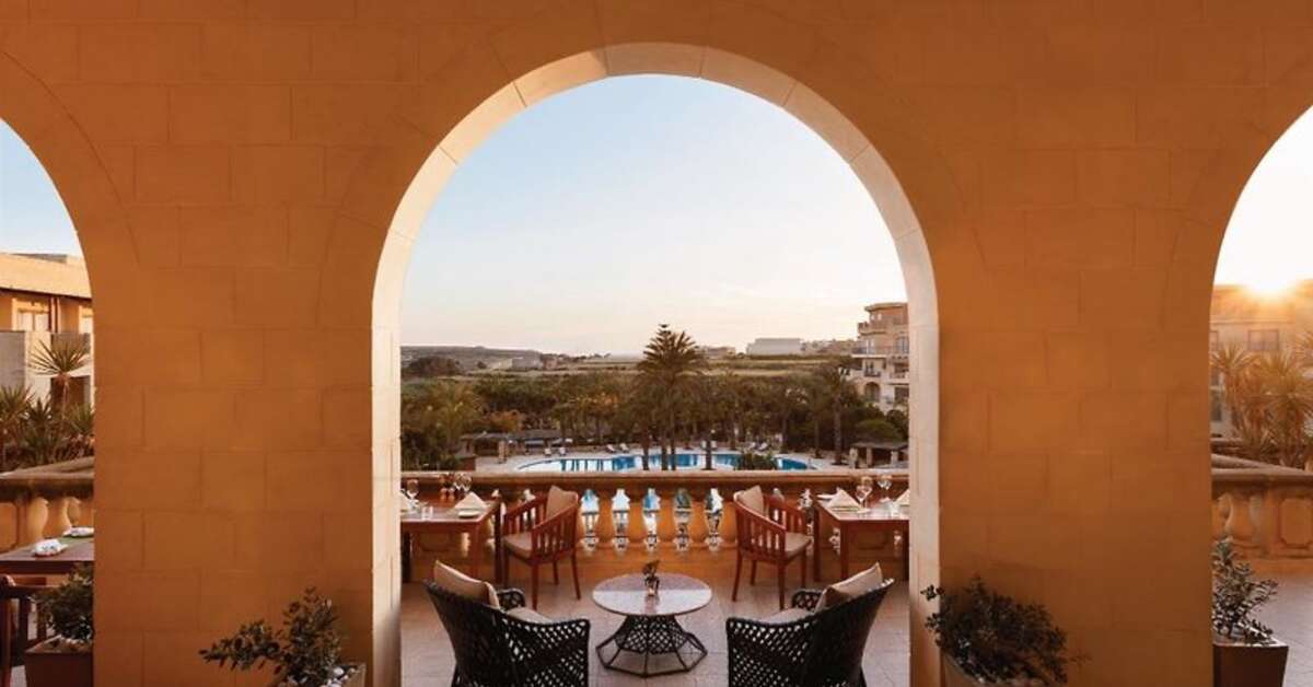Een foto van het terras bij Kempinski San Lawrenz