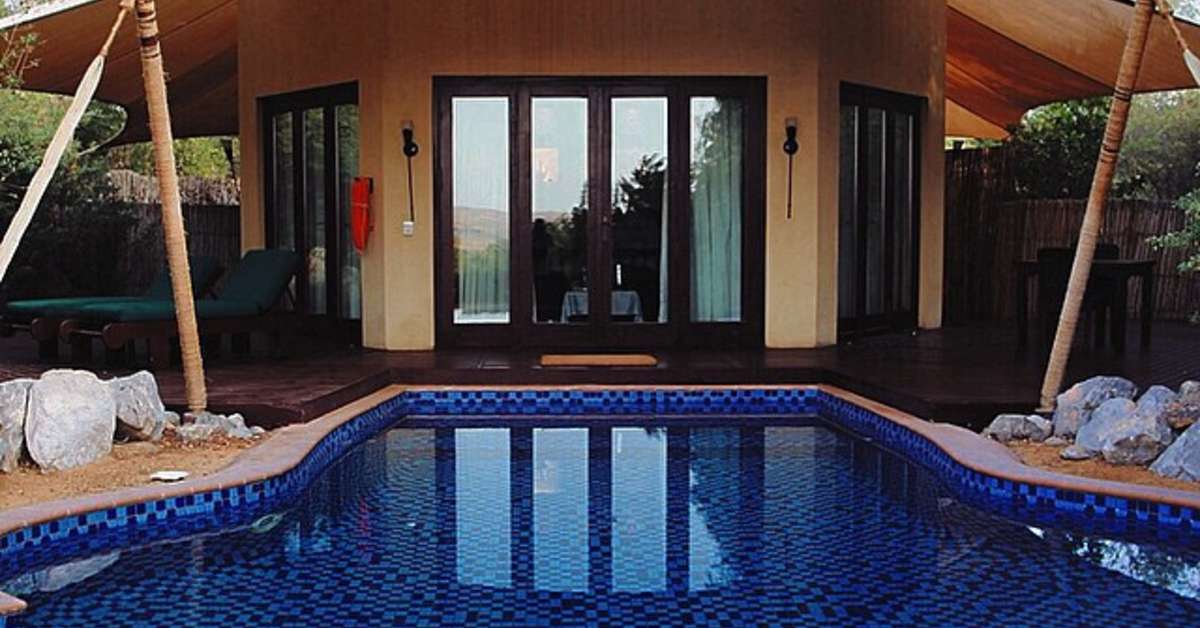 Een foto van het zwembad bij Al Maha Resort