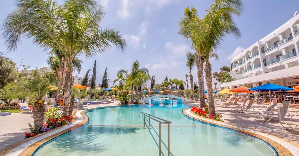 Ein Foto vom Pool im Anesis Hotel