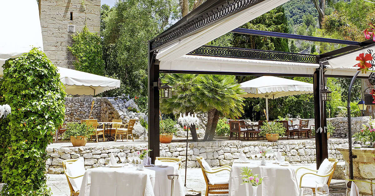 Een foto van het terras bij L'Hermitage Hotel & Spa