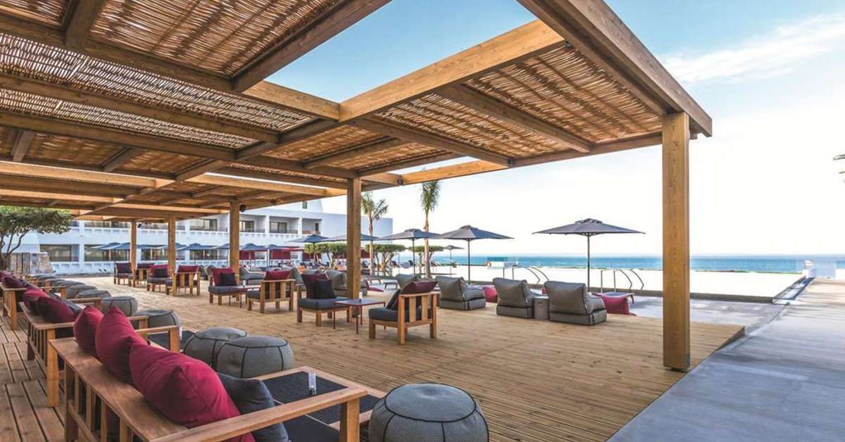 Een foto van het terras bij Minos Palace Hotel & Suites