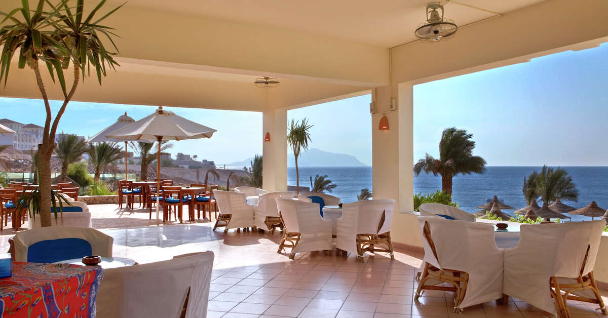Een foto van het terras bij DoubleTree by Hilton Sharm El Sheikh Sharm Bay