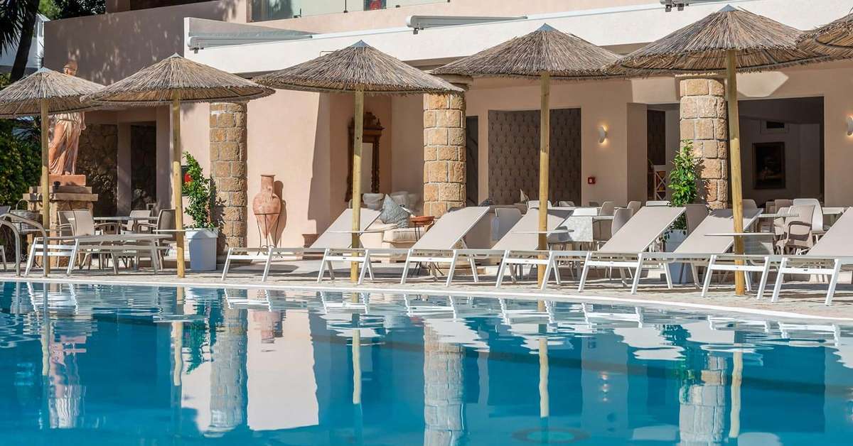 Een foto van het zwembad bij Hotel Vasilikos Beach