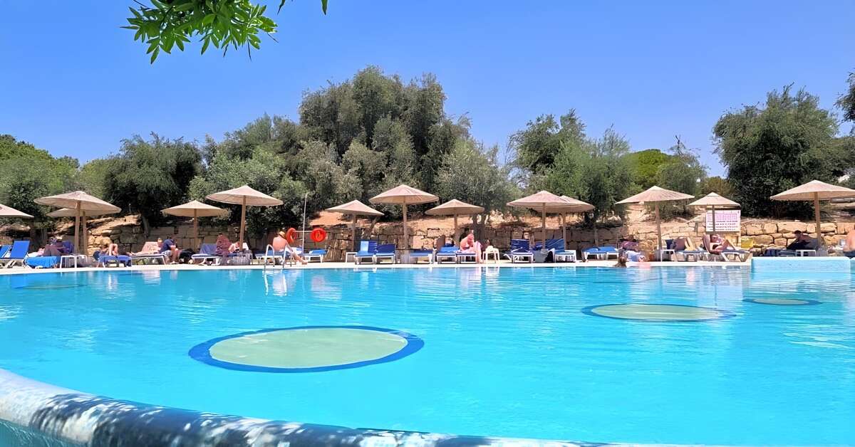 Een foto van het zwembad bij Basilica Holiday Resort