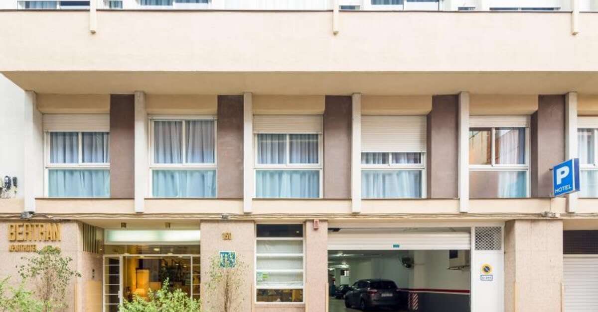Ein Foto von der Außenansicht des Aparthotel Bertran