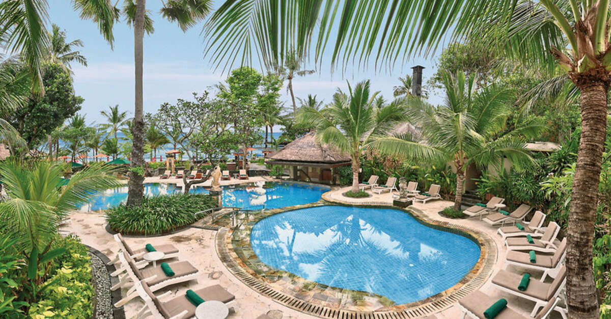Een foto van het zwembad bij Legian Beach Hotel