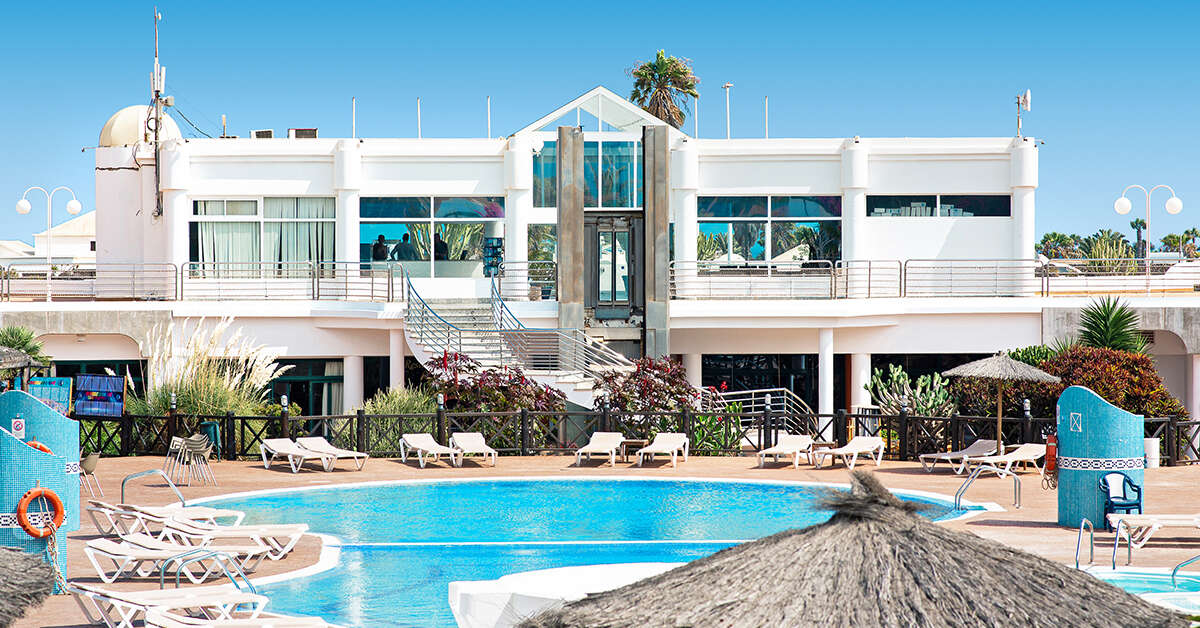 Een foto van de buitenkant van Club Playa Blanca Hotel