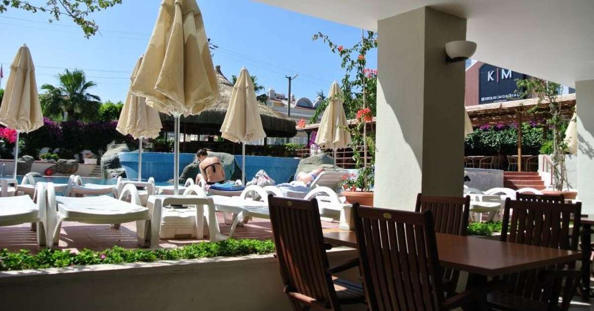 Een foto van het terras bij Begonville Hotel