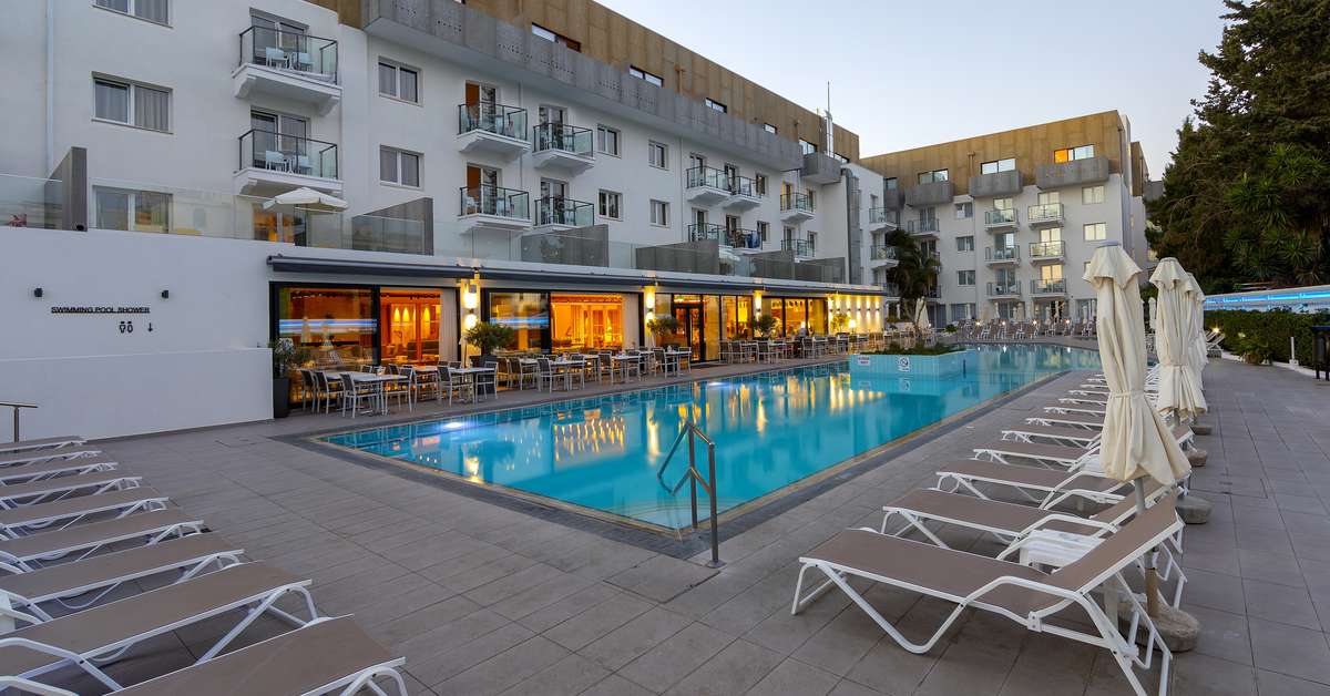 Een foto van het zwembad bij Anemi Hotel & Suites