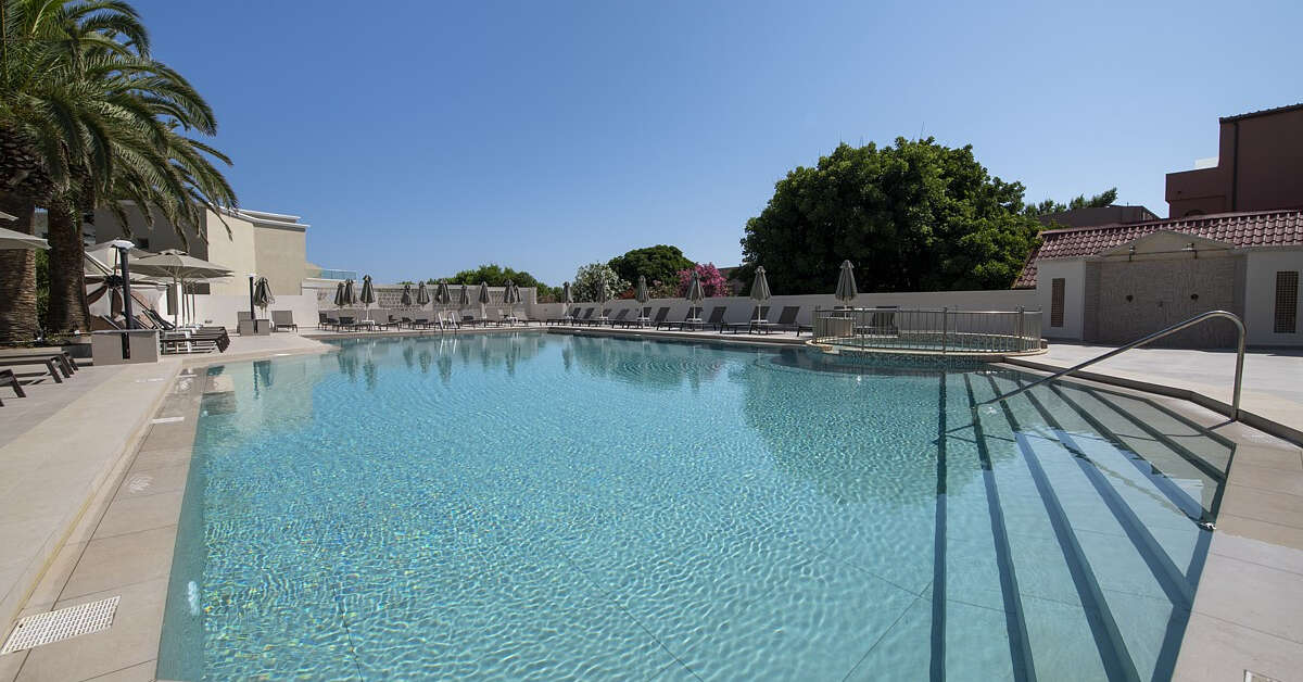 Een foto van het zwembad bij Vantaris Luxury Beach Resort