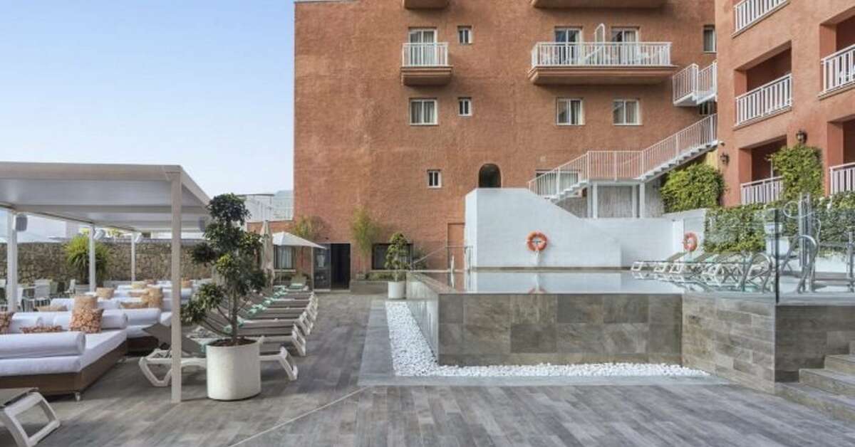 Een foto van het terras bij Hotel Fenix Torremolinos