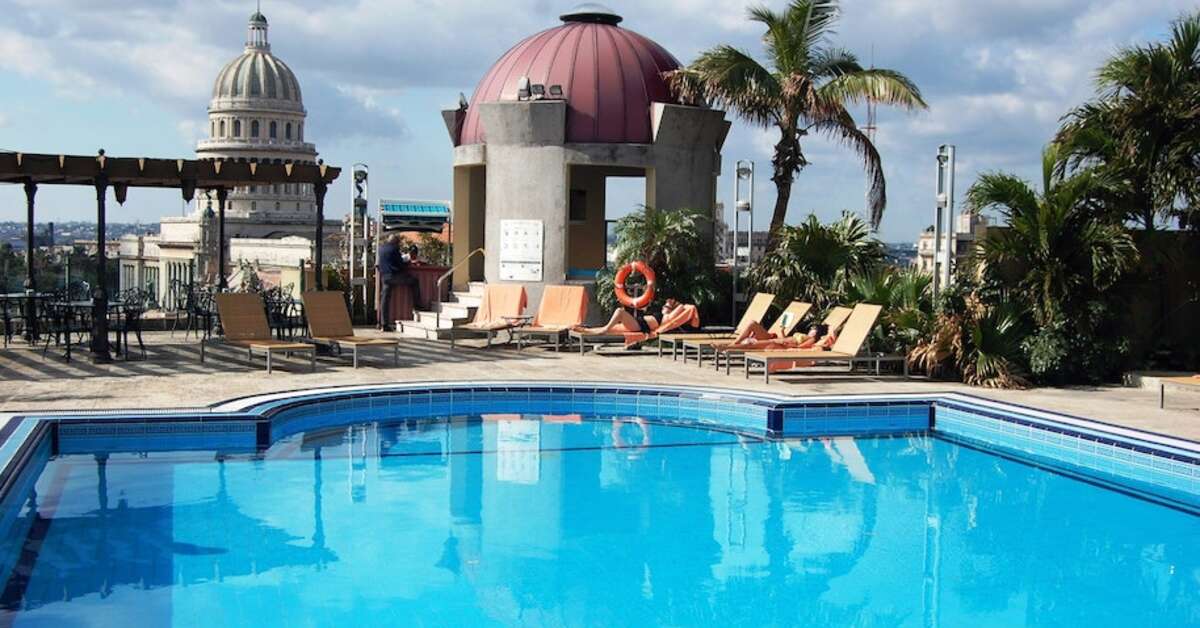 Een foto van het zwembad bij Iberostar Parque Central
